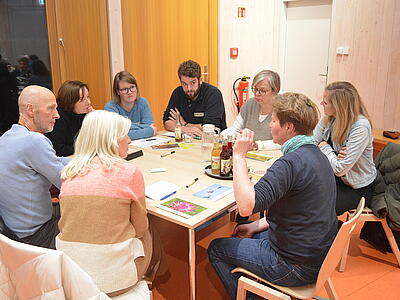Ingrid Vörckel (Wasserverband) und Kai Holzgräfe (UHV) beim Treffen der AG Nachhaltigkeit. Foto: Eckhard Eilers