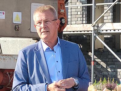 Verbandsgeschäftsführer Uwe Bühning erläutert das Bauvorhaben.