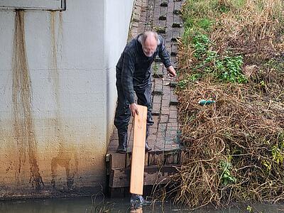 Dr. Krüger wirft ein Holzelement in die Hunte.