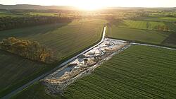 Luftbild von Renaturierungsfläche mit sich schlängelndem Gerinne