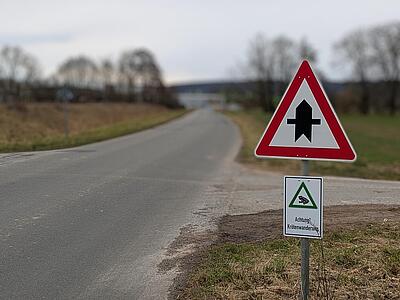 Ein Schild weist auf die Krötenwanderung hin.