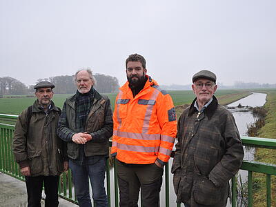 Ronald Siegmund-Stuckenberg, Dr. Hans-Heinrich Krüger, Kail Holzgräfe und Hermann Steuwer auf der Brücke in Hunteburg