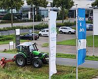 Trecker mäht vor der UHV-Geschäftsstelle.