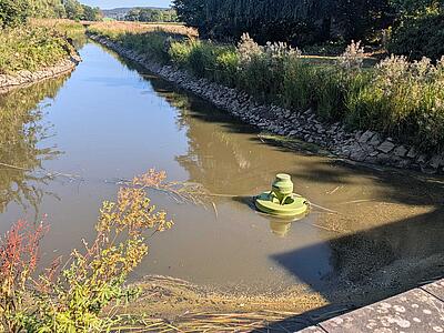 Ein Gerät zur Belüftung des Niedrigwassers steht im Fluss