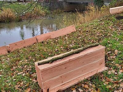 Holzelement für Berme, mit einem Ast als Geländer versehen