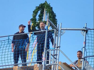 Zimmermeister Michael Steinbach spricht den Richtspruch.