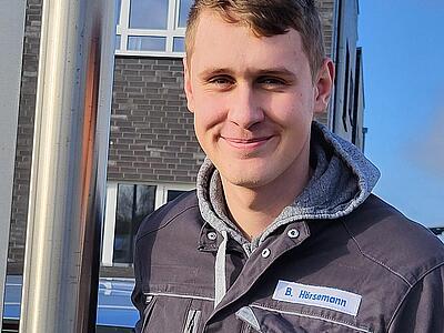 Bendix Hörsemann in Arbeitskleidung vor dem Gebäudes des UHV 70.